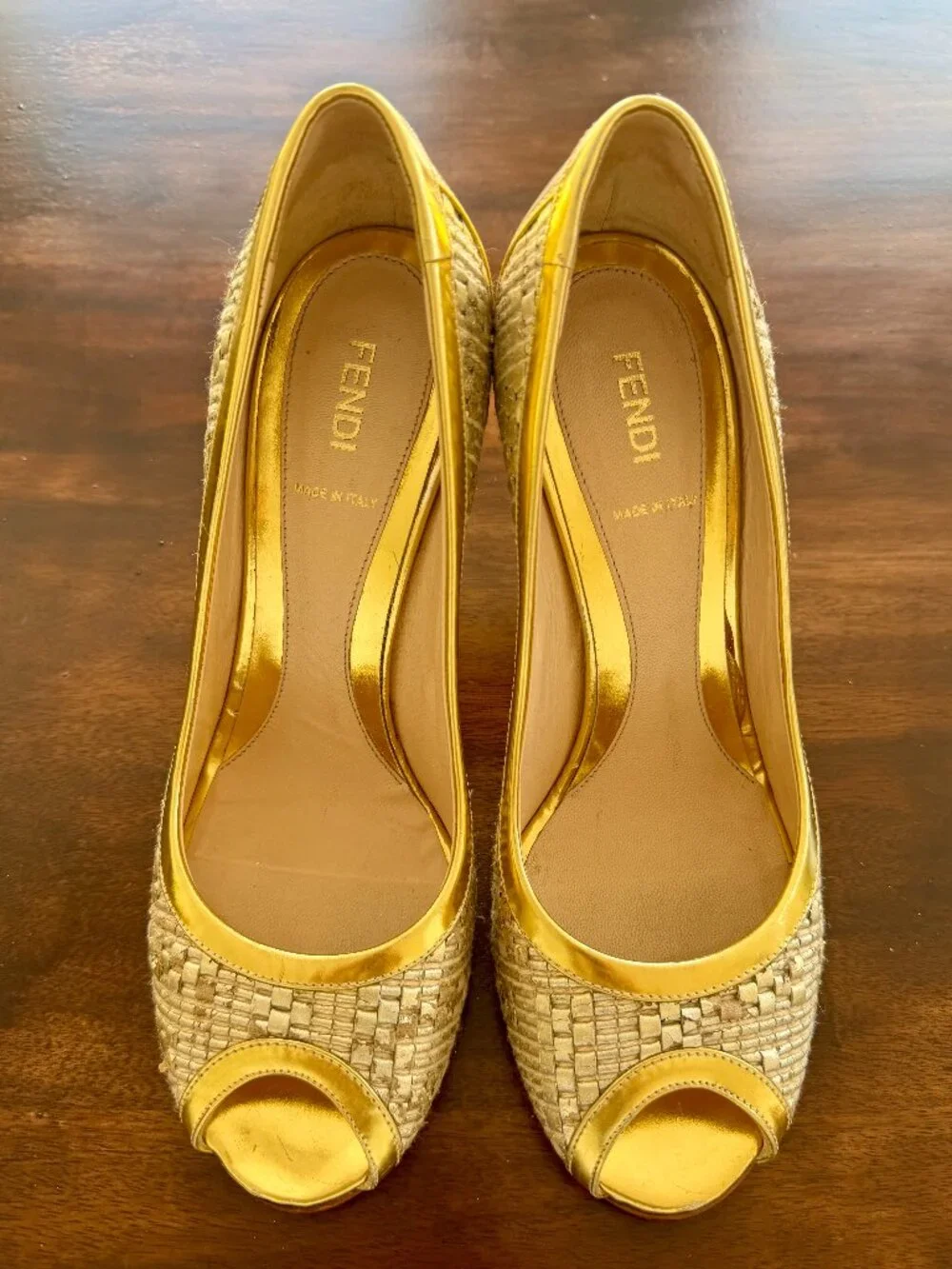FENDI Spuntata Intreccio Oro / Gold Woven Leather Peep Toe Pump